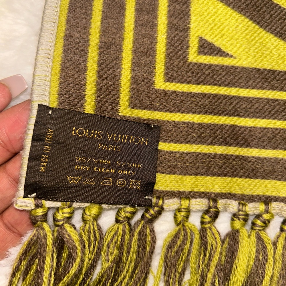 Louis Vuitton Brown & Green Chevron Wool Scarf - Picture 4 of 16